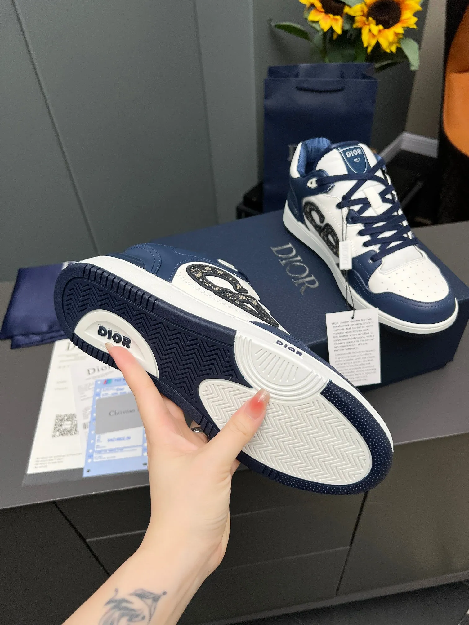 Men's Men's Shoes 💰600 Dior DiorB57 top version of low-top sneakers! ! ! Navy blue with beige smooth first-layer cowhide, fully oiled edges, T men's shoes 💰U outsole.  The 2024 autumn men's wear series has made a wonderful debut, a new classic item launched by Dior. Crafted from smooth first-grain cow leather in navy blue and beige, it's accented by a large leather heat-stamped CD logo on the sides. The distinctive laces of the same color match the color of the shoe body, and the opening and closing are decorated with various classic details on the tongue, sole and back side to enhance the style. The eyelet details, upper stitching and heel strip panels of the same color highlight the dynamic charm of its sports style. Exclusive two-color molded T men's shoes 💰U outsole is light, comfortable, non-slip and wear-resistant, the mesh lining and feet are customized with original colors, soft and breathable. Exquisite production technology highlights the grade, and can be matched with all kinds of clothing to create a refined look.